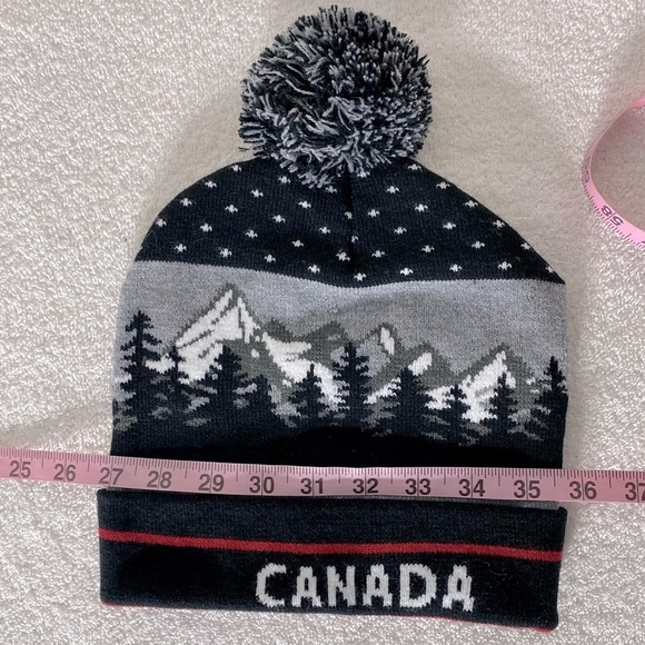 5/$25 Canada Black White Grey Mountain Scene Knit Toque Beanie With Pom Pom - Picture 7 of 7
